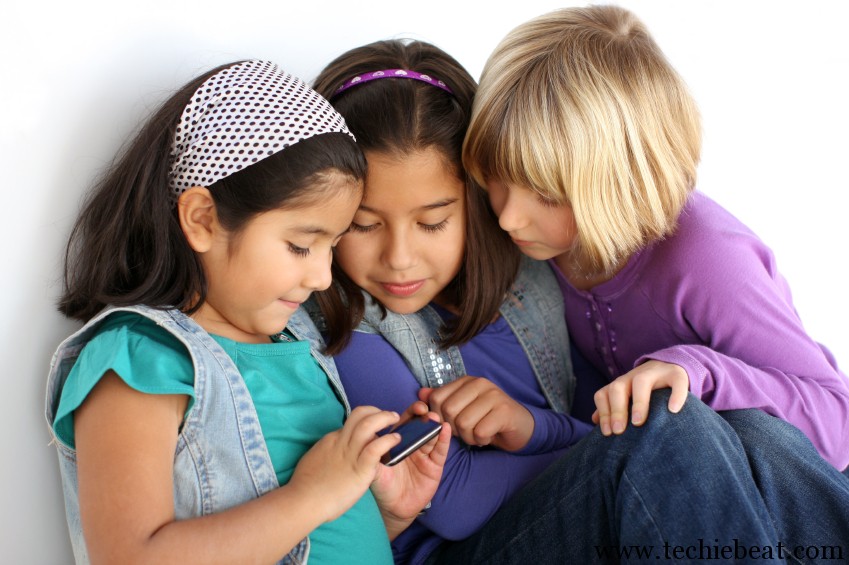 Girls-Playing-Game-in-Mobile
